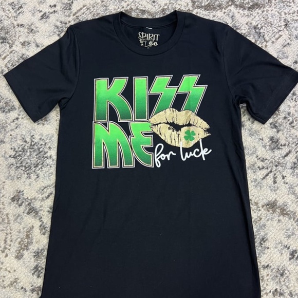 KISS ME FOR LUCK GRAPHIC TEE (S) - Picture 1 of 1